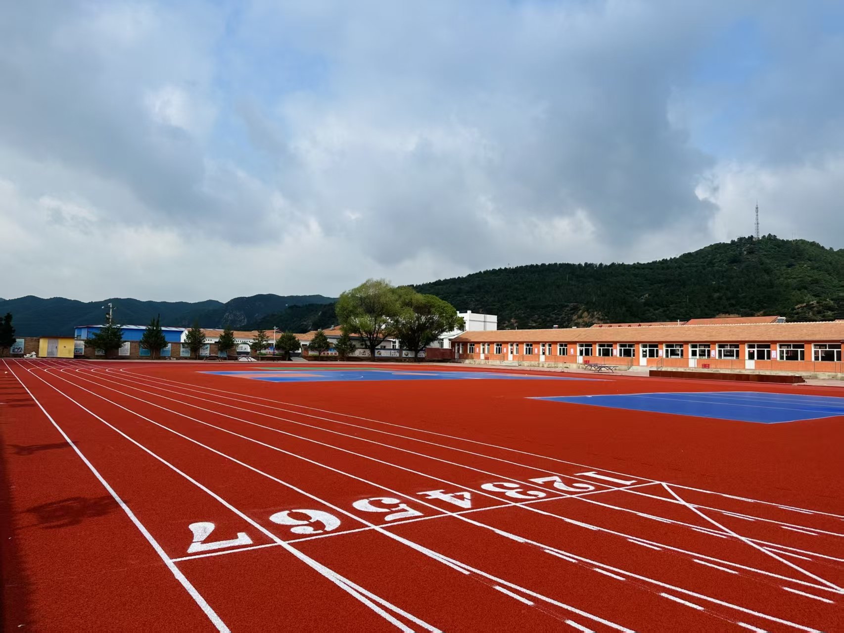佛山市自结纹塑胶跑道学校塑胶跑道 - 方案